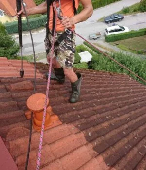 Čistenie fasád od rias a machov na fasáde